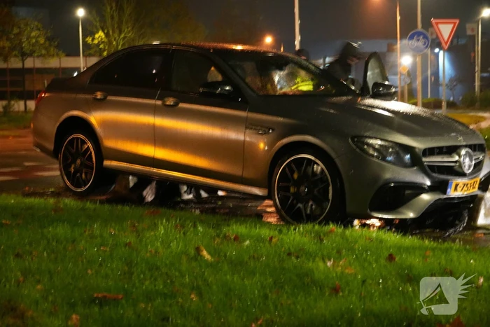 Automobilist verliest macht over het stuur en belandt op varkensrug