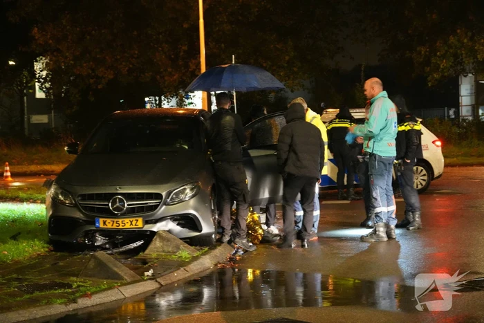 Automobilist verliest macht over het stuur en belandt op varkensrug