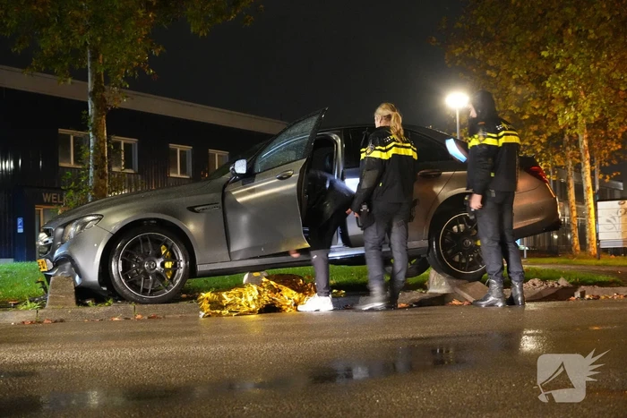 Automobilist verliest macht over het stuur en belandt op varkensrug