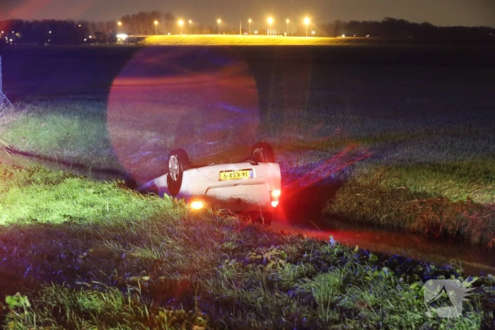 Auto op de kop in sloot