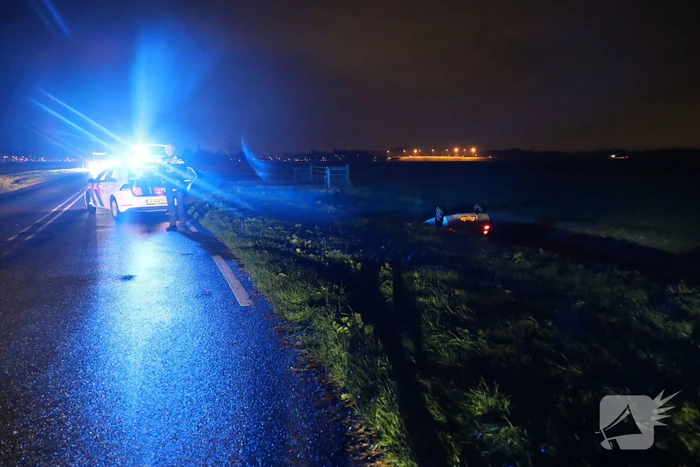 Auto op de kop in sloot