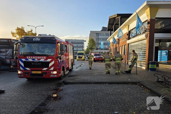 Medewerker supermarkt onwel bij ongeval met gevaarlijke stof en wordt naar ziekenhuis gebracht