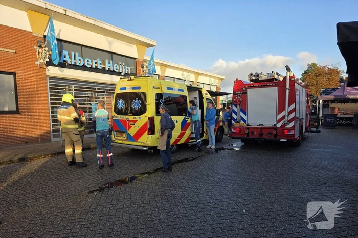 Medewerker supermarkt onwel bij ongeval met gevaarlijke stof en wordt naar ziekenhuis gebracht