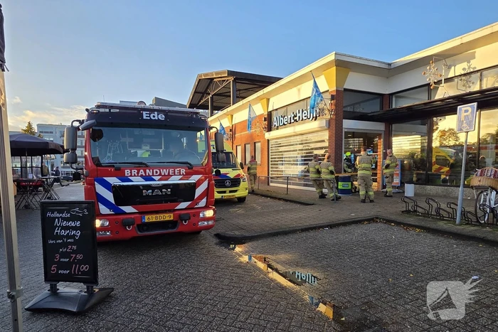 Medewerker supermarkt onwel bij ongeval met gevaarlijke stof en wordt naar ziekenhuis gebracht