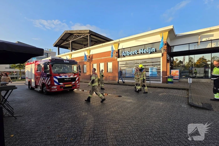 Medewerker supermarkt onwel bij ongeval met gevaarlijke stof en wordt naar ziekenhuis gebracht