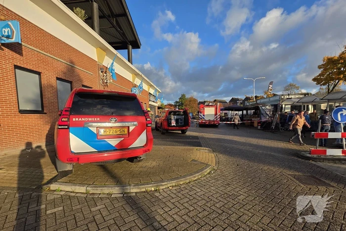 Medewerker supermarkt onwel bij ongeval met gevaarlijke stof en wordt naar ziekenhuis gebracht