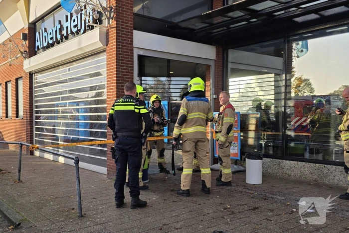Medewerker supermarkt onwel bij ongeval met gevaarlijke stof en wordt naar ziekenhuis gebracht