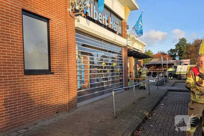 Medewerker supermarkt onwel bij ongeval met gevaarlijke stof en wordt naar ziekenhuis gebracht