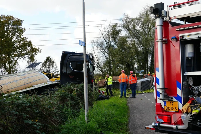 Trein botst op vrachtwagen