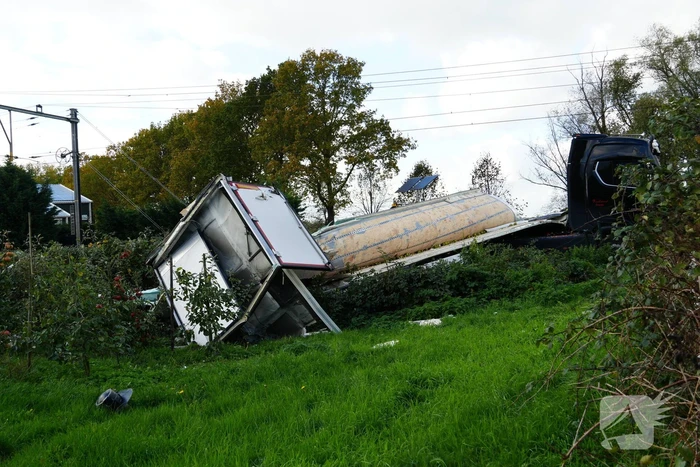 Trein botst op vrachtwagen