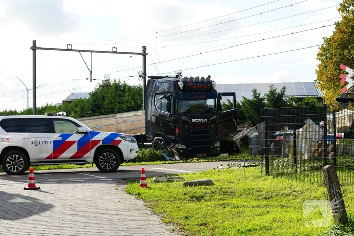 Trein botst op vrachtwagen