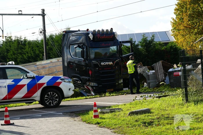 Trein botst op vrachtwagen