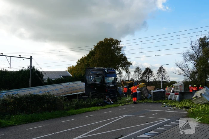 Trein botst op vrachtwagen