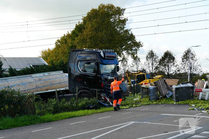 Trein botst op vrachtwagen