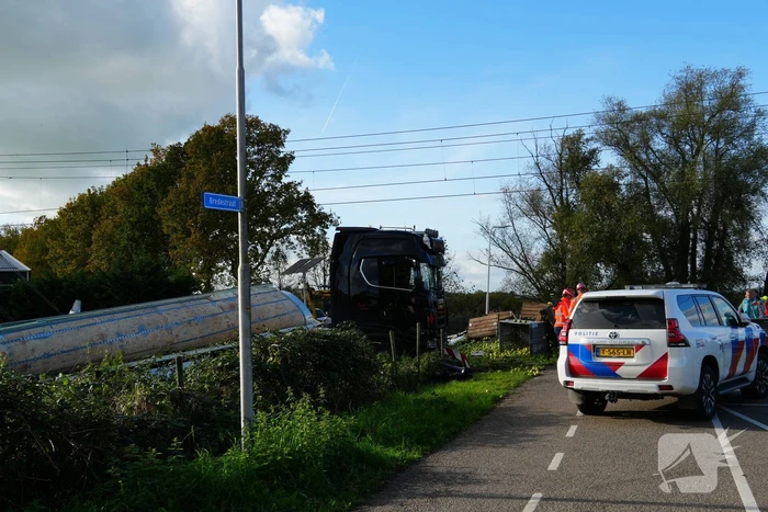 Trein botst op vrachtwagen