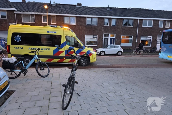 Fietser en lijnbus in botsing