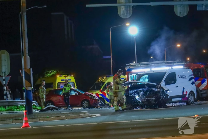 Zware botsing tussen twee auto's leidt tot gewonden
