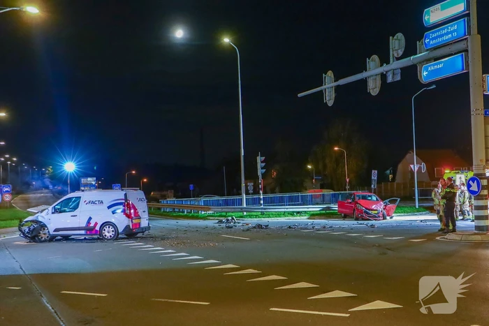 Zware botsing tussen twee auto's leidt tot gewonden