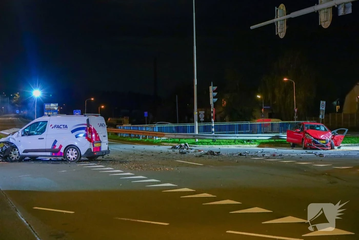 Zware botsing tussen twee auto's leidt tot gewonden