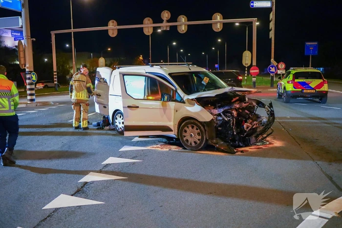 Zware botsing tussen twee auto's leidt tot gewonden