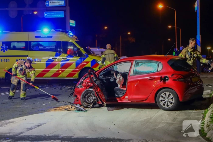 Zware botsing tussen twee auto's leidt tot gewonden