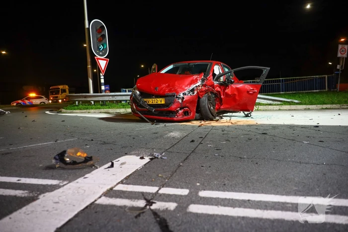 Zware botsing tussen twee auto's leidt tot gewonden
