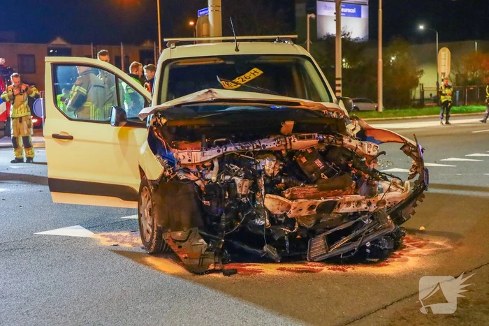 Zware botsing tussen twee auto's leidt tot gewonden