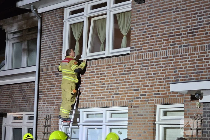 Woningbrand door vergeten pannetje, bewoner nagekeken door het ambulancepersoneel