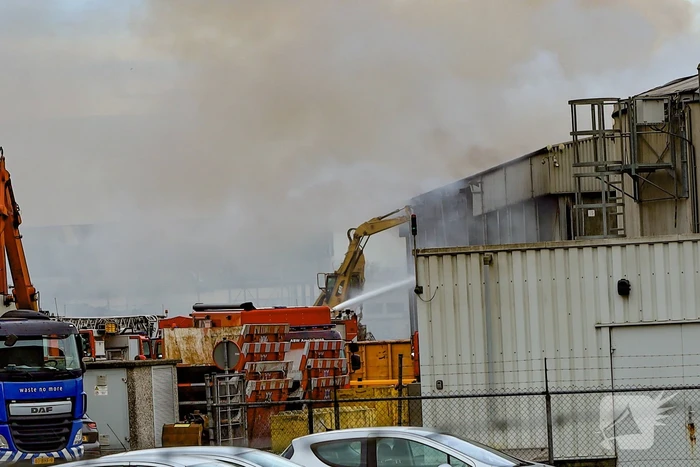 Brand in opslagloods van afvalverwerker