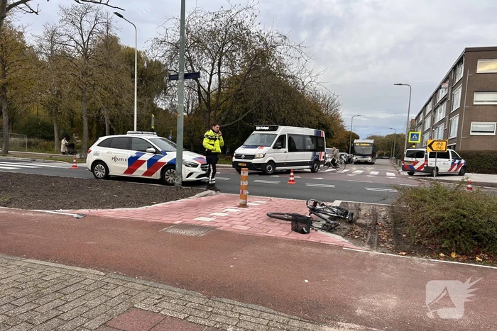 Motorrijder en fietser met elkaar in botsing