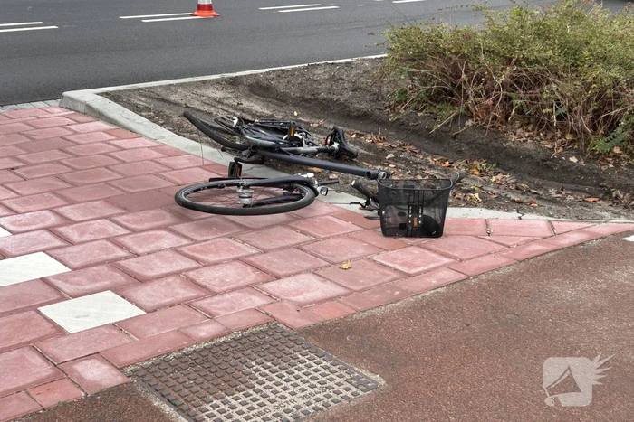 Motorrijder en fietser met elkaar in botsing