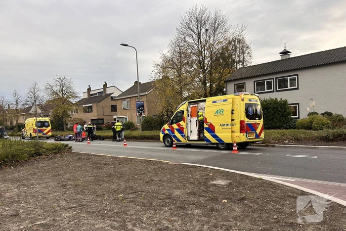 Motorrijder en fietser met elkaar in botsing