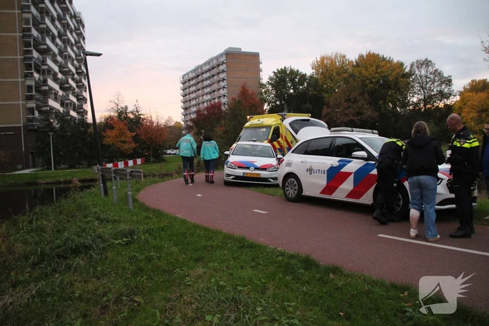 Fiets en scooter botsen op elkaar