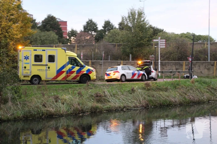 Fiets en scooter botsen op elkaar