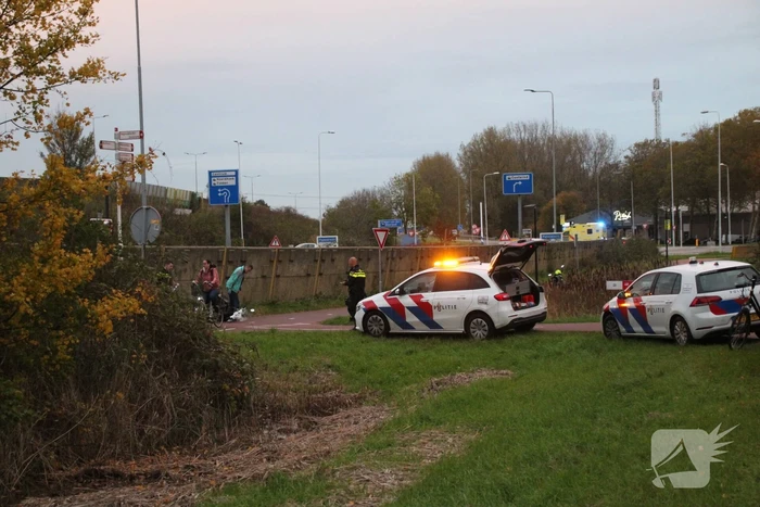 Fiets en scooter botsen op elkaar
