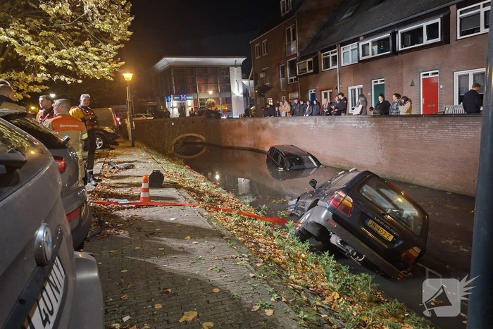 Beschonken automobiliste rijdt twee auto's de gracht in