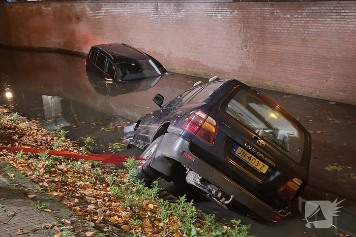 Beschonken automobiliste rijdt twee auto's de gracht in