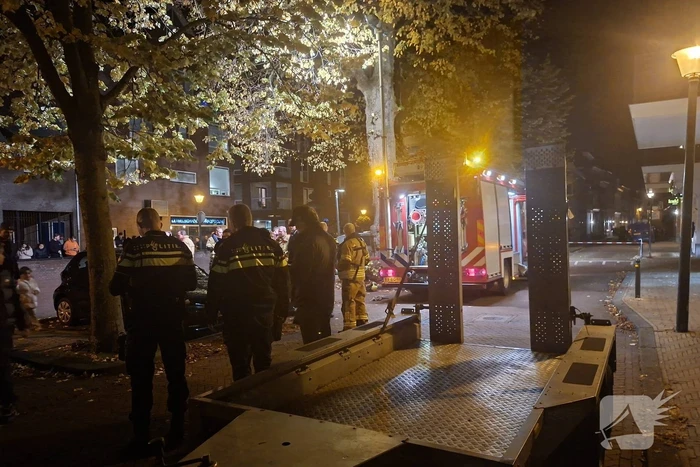 Beschonken automobiliste rijdt twee auto's de gracht in