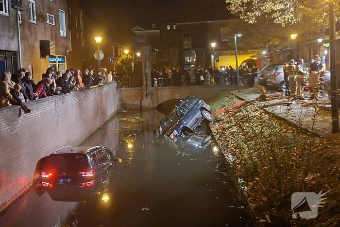 Beschonken automobiliste rijdt twee auto's de gracht in