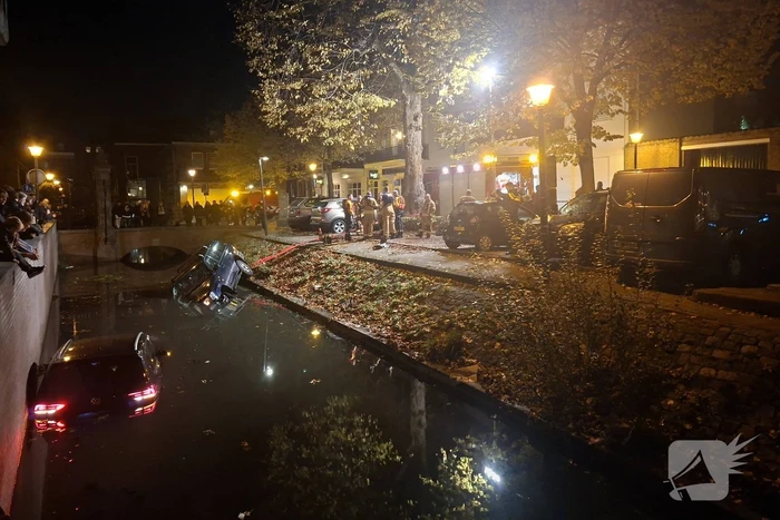 Beschonken automobiliste rijdt twee auto's de gracht in
