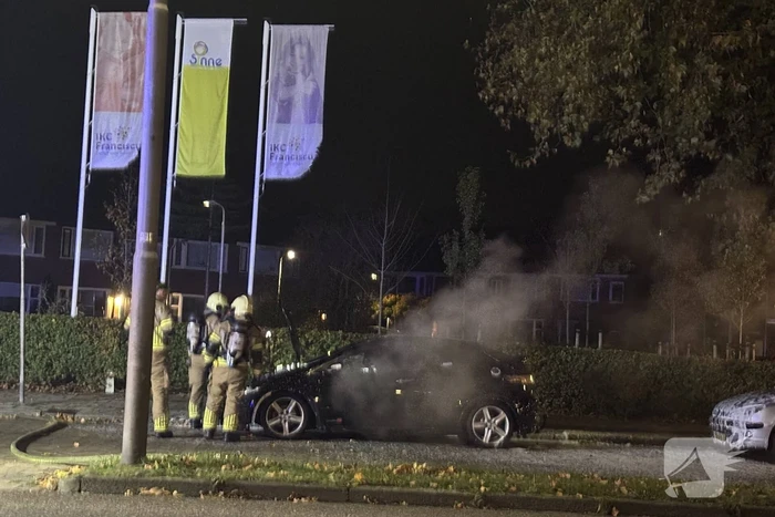 Rookontwikkeling uit geparkeerde auto