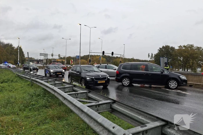 Auto verliest controle in bocht