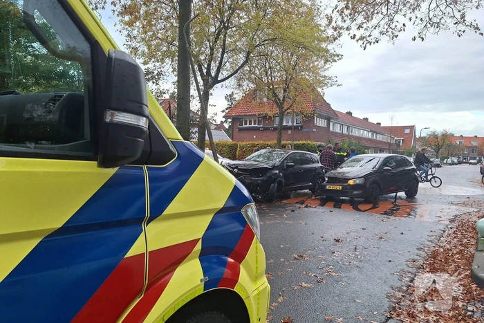 Auto botst op paal door aanrijding