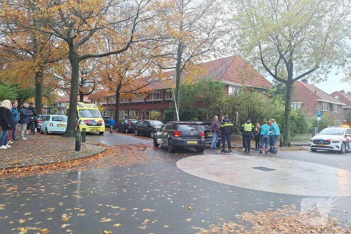 Auto botst op paal door aanrijding