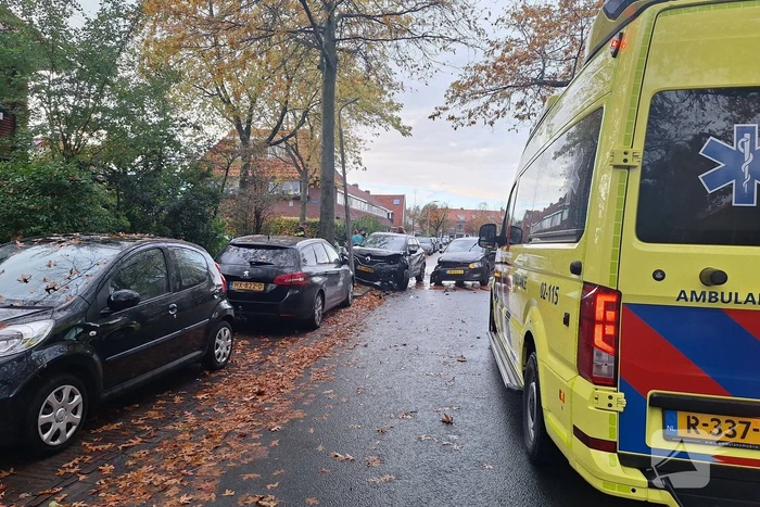 Auto botst op paal door aanrijding