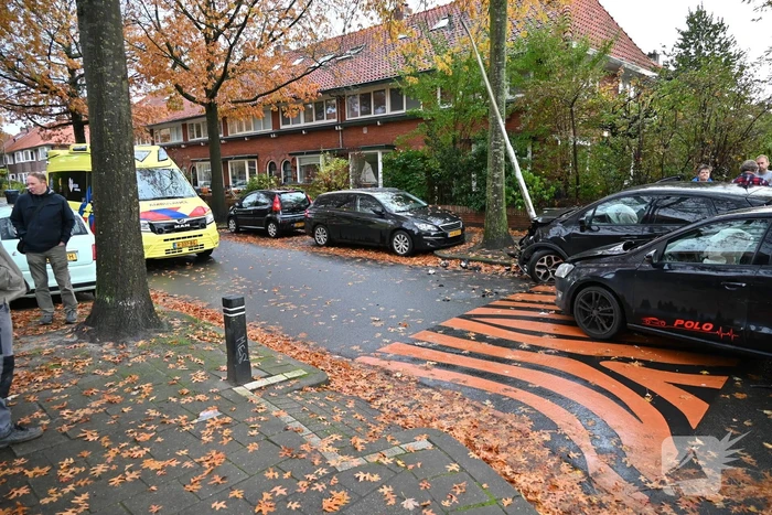 Auto botst op paal door aanrijding