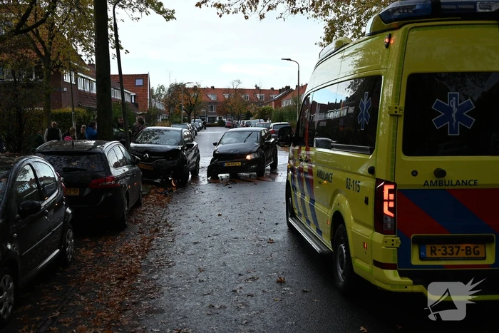 Auto botst op paal door aanrijding