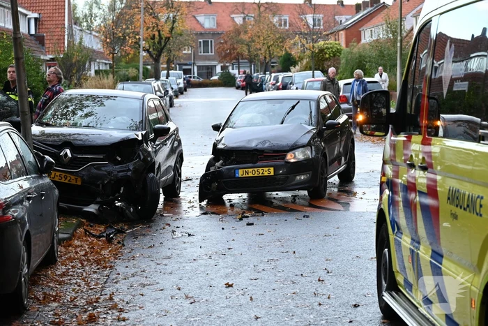 Auto botst op paal door aanrijding