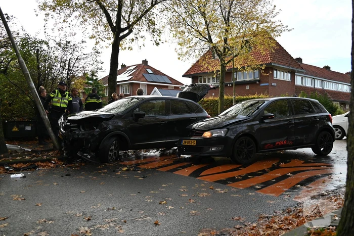 Auto botst op paal door aanrijding