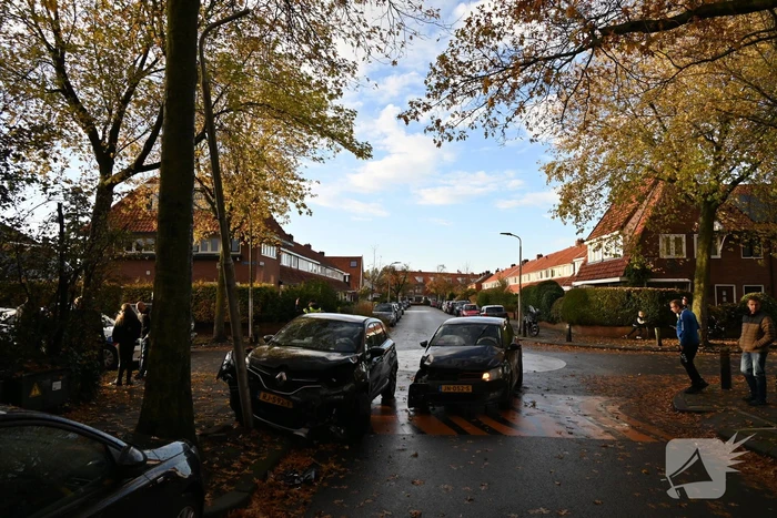 Auto botst op paal door aanrijding